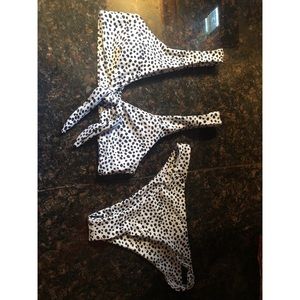 Med. black and white swimsuit